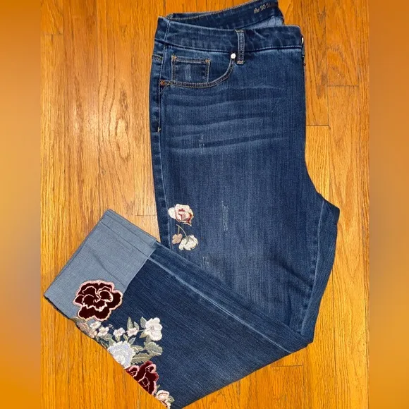 Chico's So Slimming Diamond Fit Girlfriend Ankle Jeans With Rose Embroidery 14
