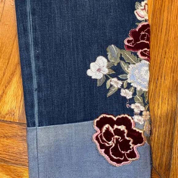 Chico's So Slimming Diamond Fit Girlfriend Ankle Jeans With Rose Embroidery 14