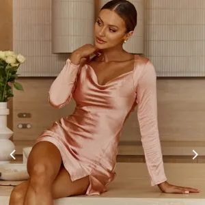 Selfie Leslie Champs Elysees Long Sleeve Open BackMini Dress NEW Peach Medium