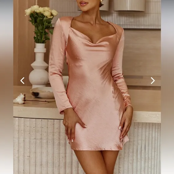 Selfie Leslie Champs Elysees Long Sleeve Open BackMini Dress NEW Peach Medium