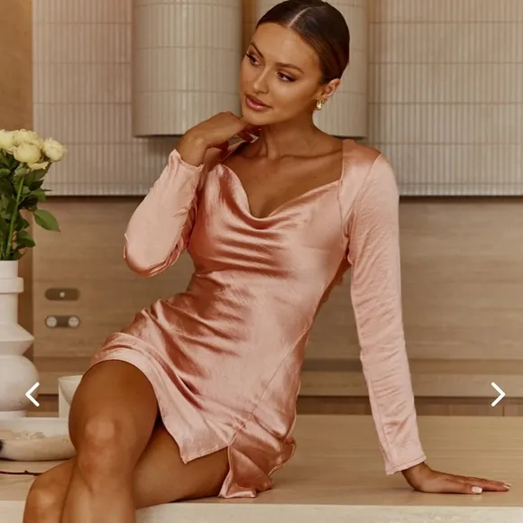 Selfie Leslie Champs Elysees Long Sleeve Open BackMini Dress NEW Peach Medium