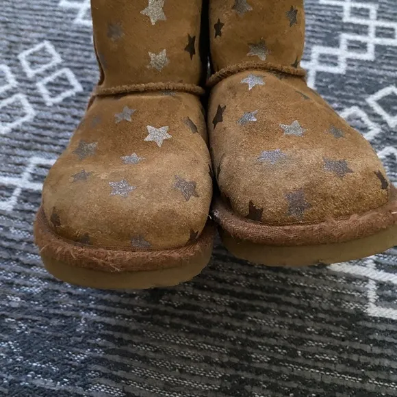 UGG boots children’s size 11 boys girls star print