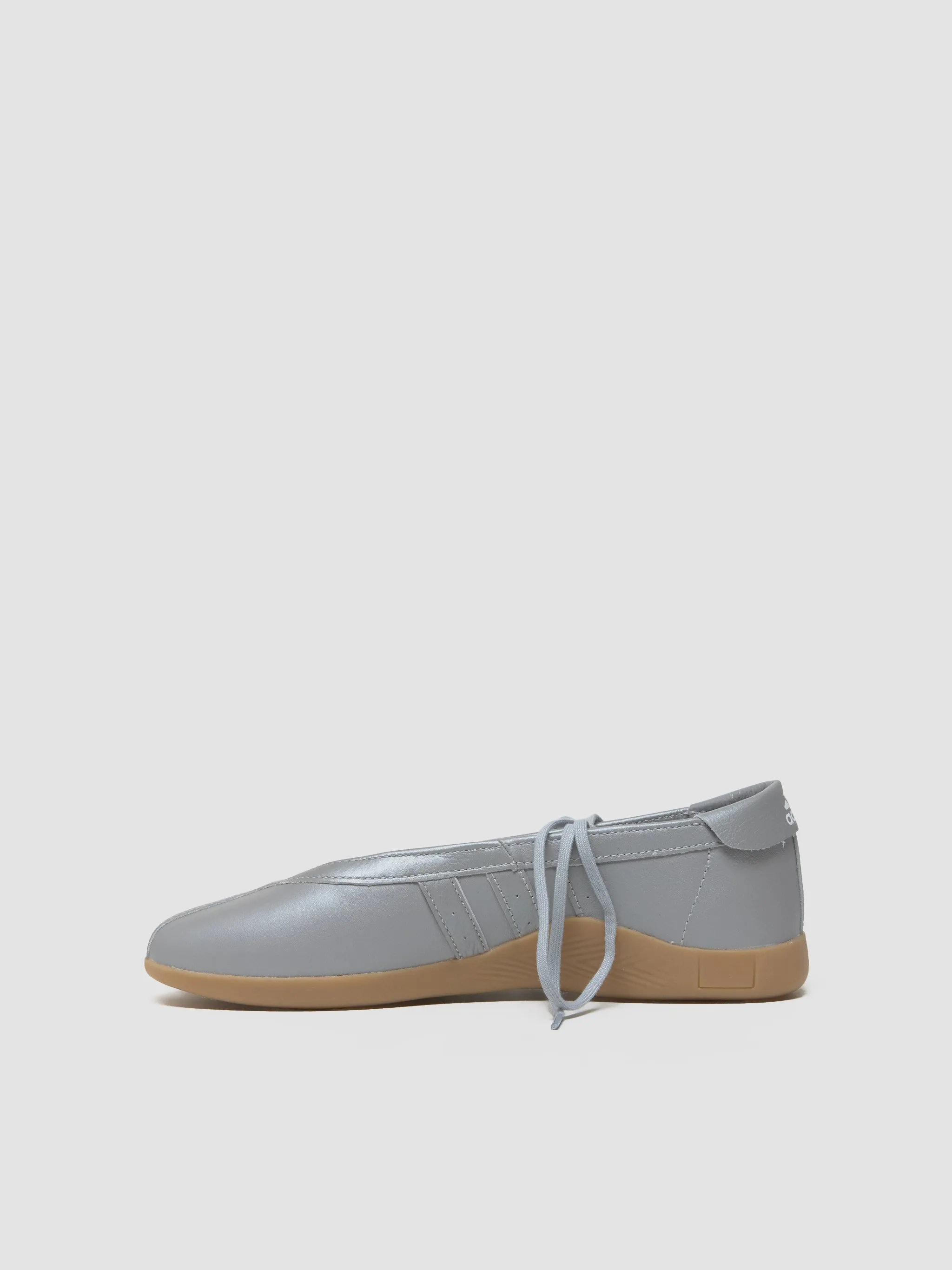 WMNS Taekwondo Mei Ballet Sneaker in Silver Metallic & Gum